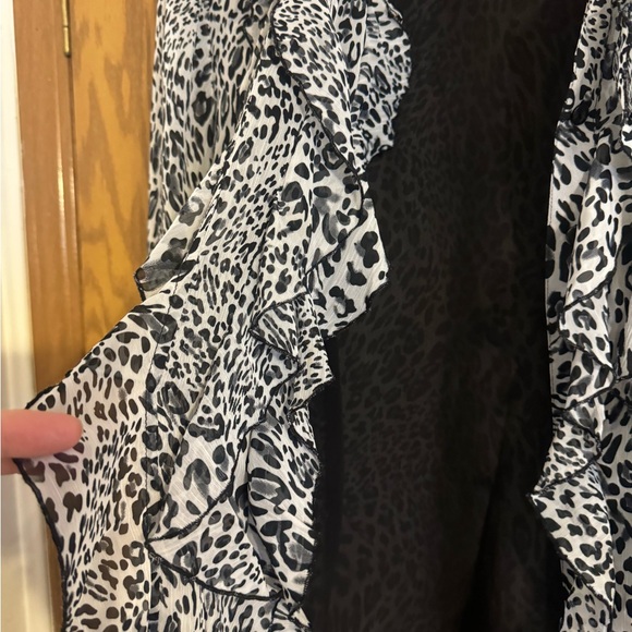 Woman’s Avenue Leopard Button up or Open Blouse. Size 18/20 Ruffle Top. - Picture 4 of 11